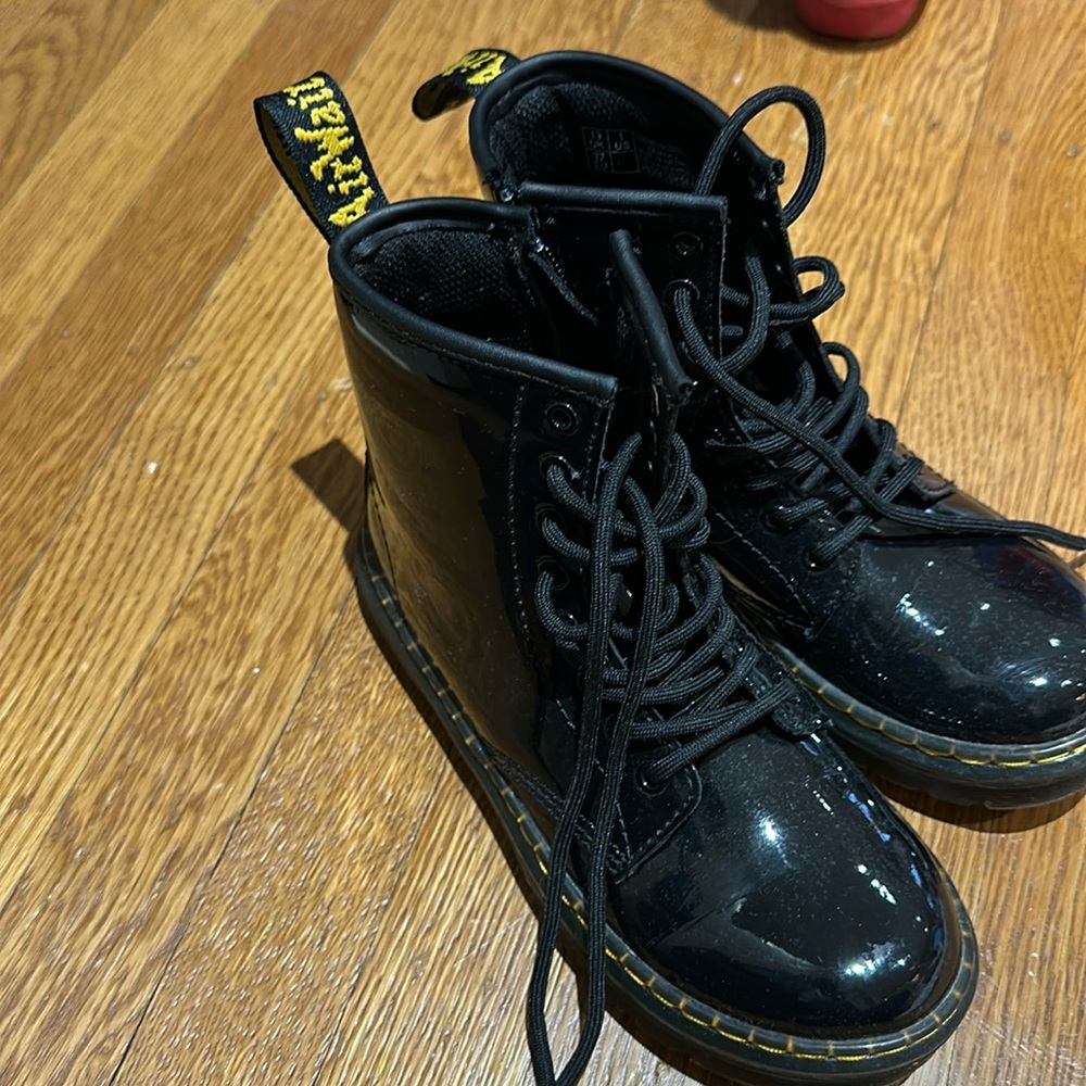 Dr. Martens like new girls patent leather lace up boots